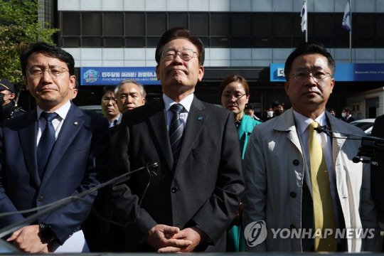 이재명 더불어민주당 대표가 민주연구원에 대한 검찰 압수 수색이 진행 중인 지난달 24일 오전 서울 여의도 민주당 중앙당사 앞에서 취재진에게 입장을 밝히던 중 잠시 울먹이며 말을 잇지 못하고 있다.<연합뉴스>